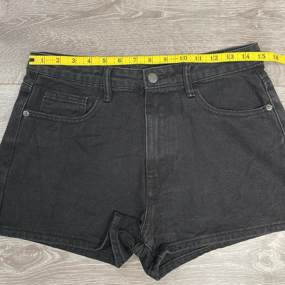NWT PrettyLittleThing Black Wash Denim Jean Mom Shorts High Rise 4 - Picture 8 of 14